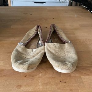 Comfortable tan toms with colored rim GUC